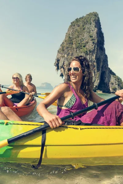 Lidé Kayaking v moři — Stock fotografie