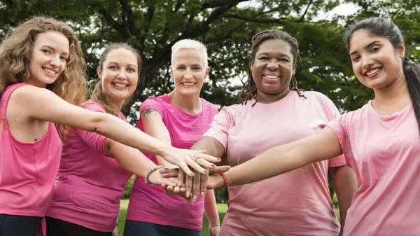 Kadınlar birbirlerine destek olurlar.