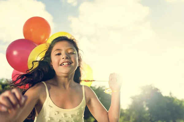 Flicka leker med ballonger — Stockfoto