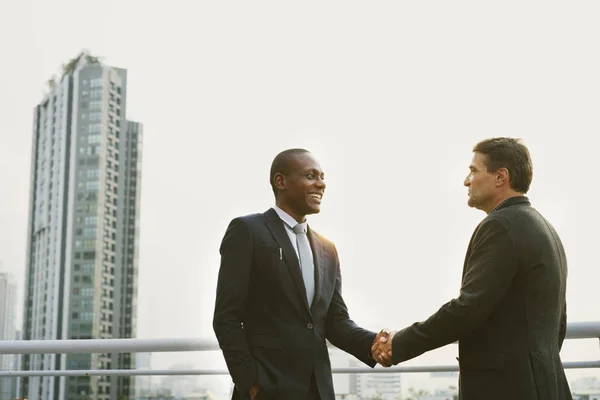 Succesvolle Business mensen handdruk — Stockfoto