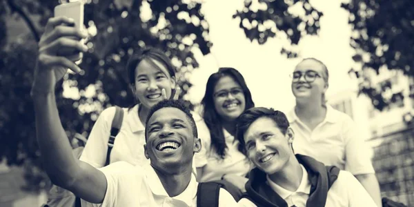 Olika studenter att göra selfie — Stockfoto