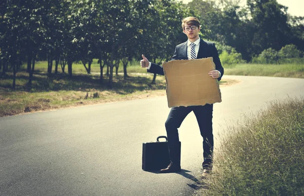 Empresario autoestop en la carretera — Foto de Stock