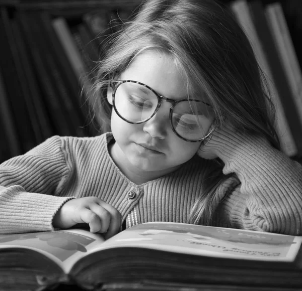 Adorável livro de leitura menina — Fotografia de Stock