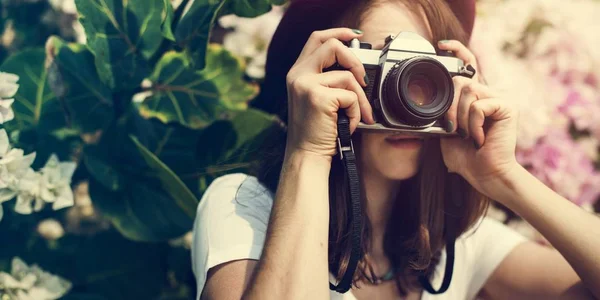 Fotógrafo menina ao ar livre — Fotografia de Stock