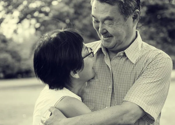 Pareja pasando tiempo en el Parque — Foto de Stock