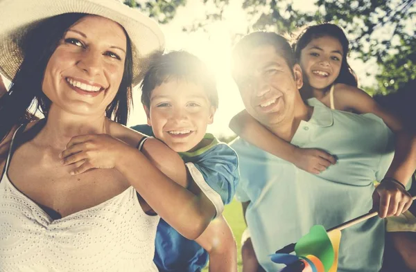 Familie geht im Park spazieren — Stockfoto