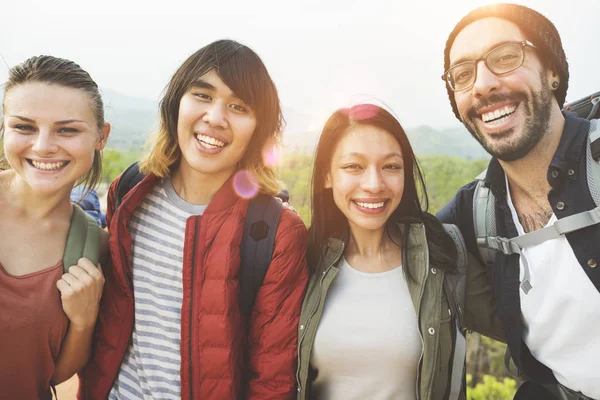 Junge Freunde auf Reisen — Stockfoto