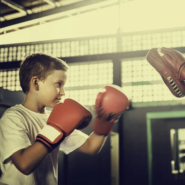 Boxe menino no ginásio — Fotografia de Stock