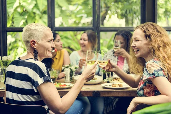 Frauen essen zu Abend — Stockfoto