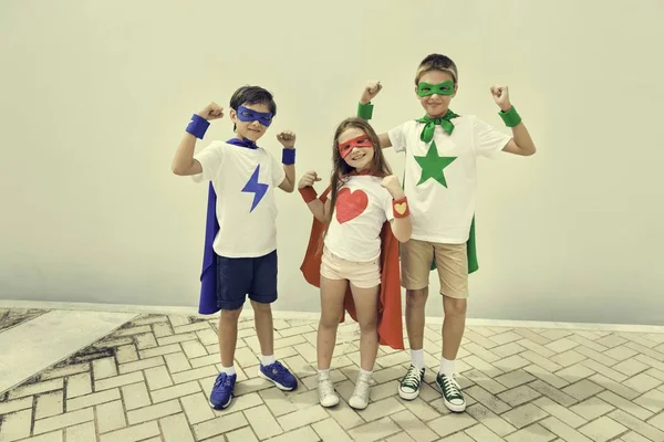 Kinderen in kostuums superhelden — Stockfoto
