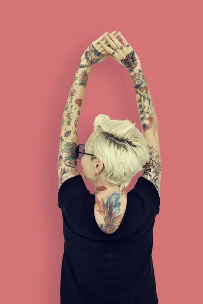 Kvinna i tatueringar bakifrån — Stockfoto