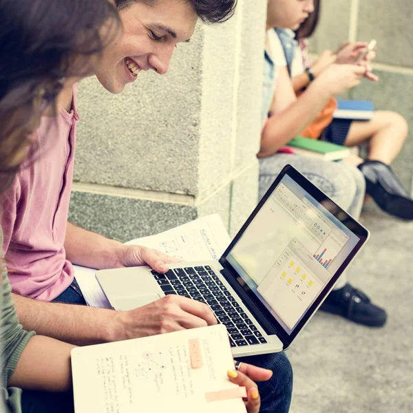 Estudantes usando laptop juntos — Fotografia de Stock