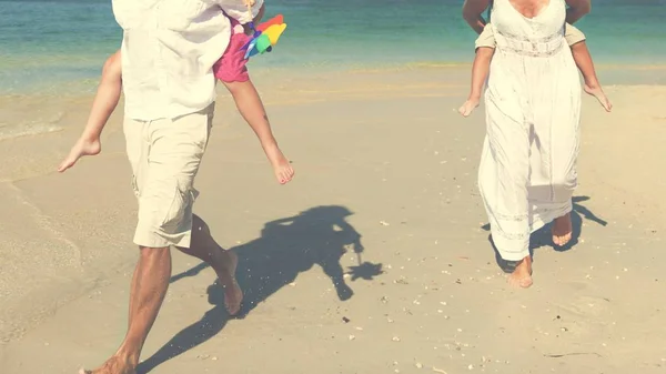 Familjen att ha kul på stranden — Stockfoto