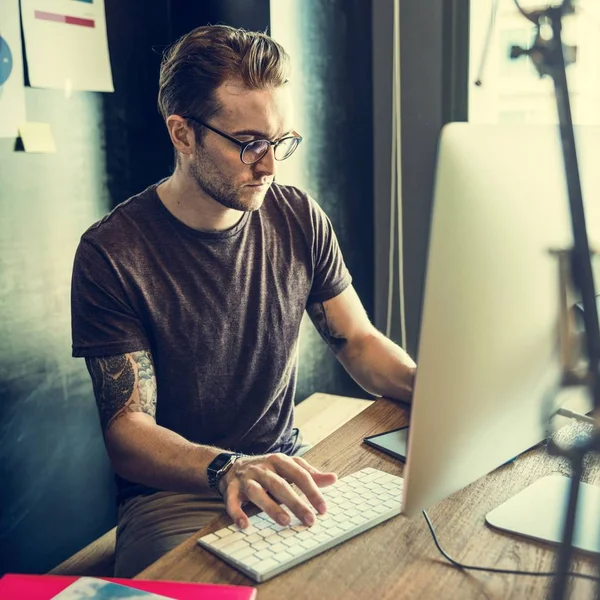 Uomo che lavora al computer — Foto Stock