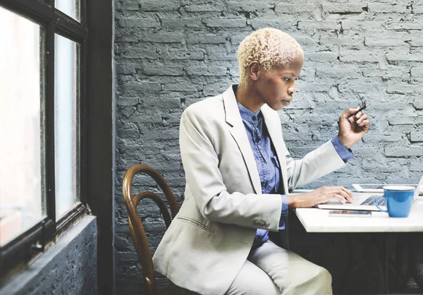 Afrikansk kvinna som använder laptop — Stockfoto