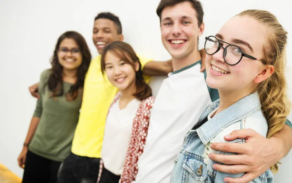 Diversos Jovens amigos Bonding Ao ar livre — Fotografia de Stock