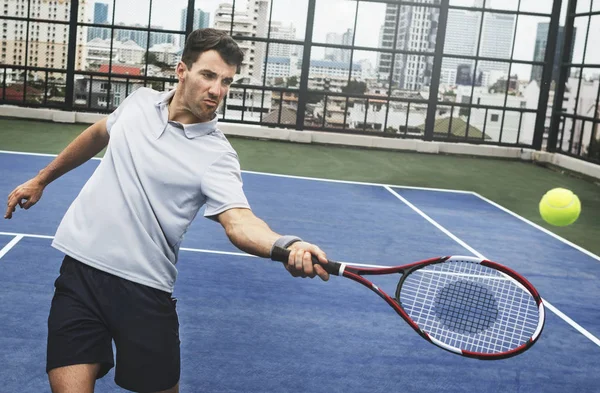 Jugador en pista de tenis — Foto de Stock