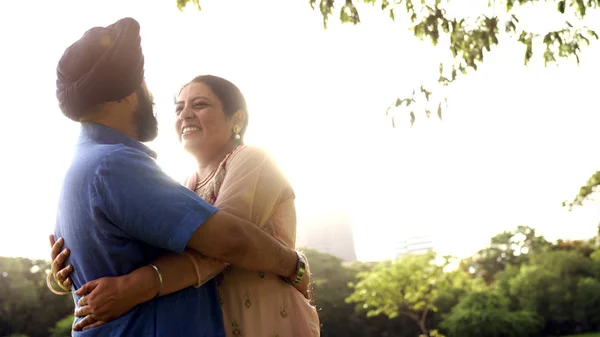 Lindo casal indiano ao ar livre — Fotografia de Stock