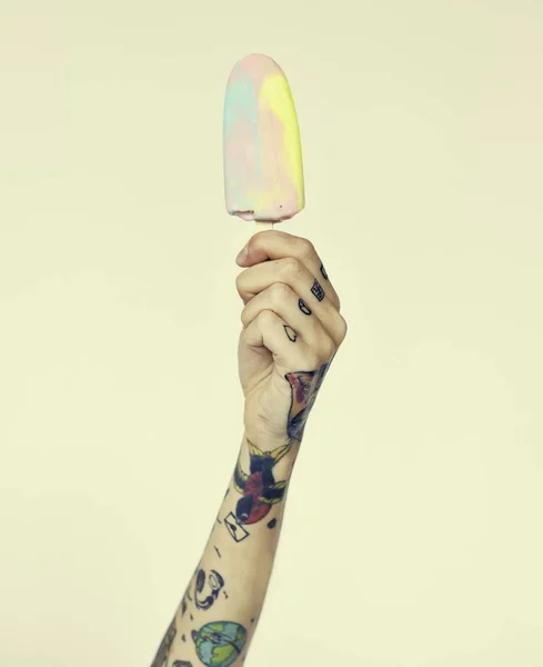 Mão em tatuagens detém sorvete — Fotografia de Stock