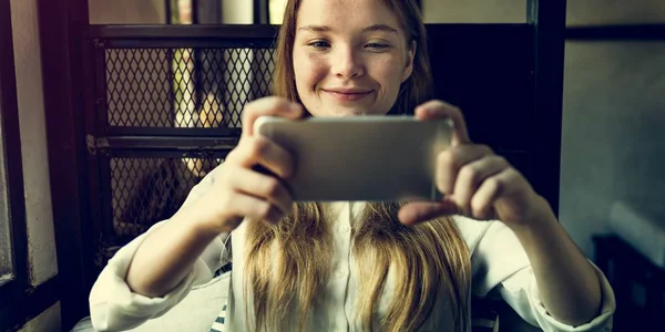 Девушка с помощью смартфона — стоковое фото