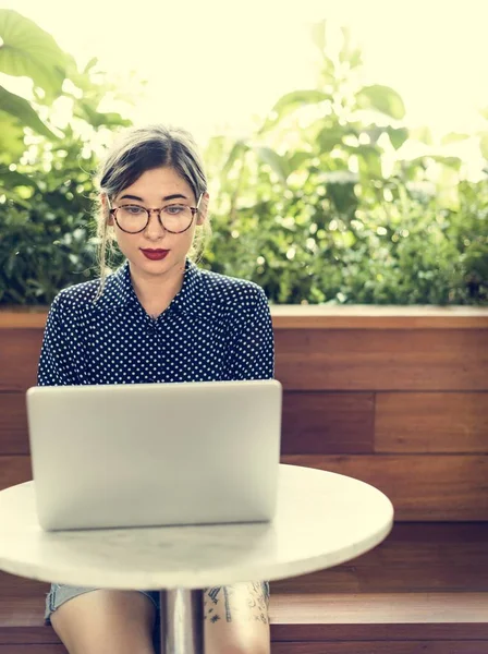 Mujer usando portátil — Foto de Stock