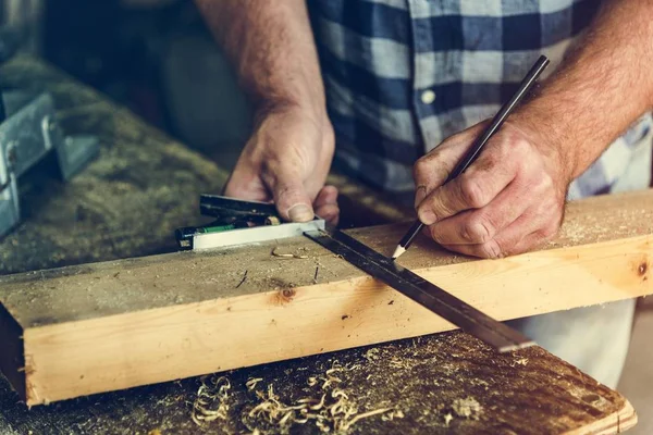 Holzhandwerker in der Werkstatt — Stockfoto