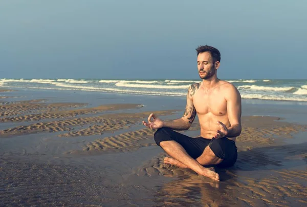 Man doen yoga meditatie — Stockfoto