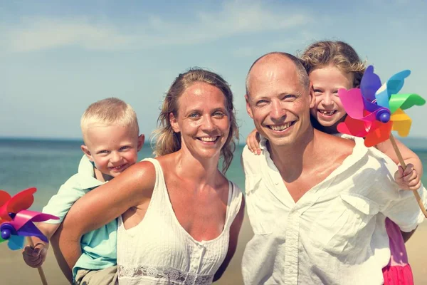 Família se divertindo na praia — Fotografia de Stock