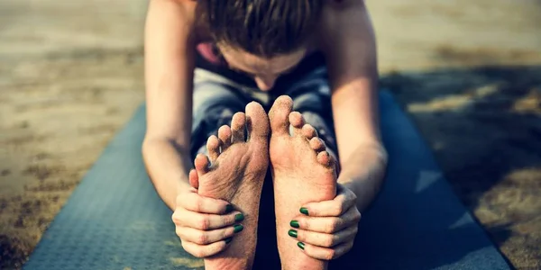 Kvinnan gör Yoga och stretching motion — Stockfoto