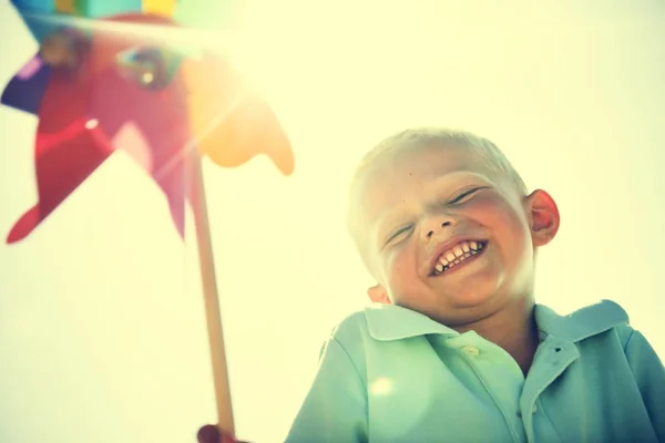 Malý chlapec hraje na pláži — Stock fotografie
