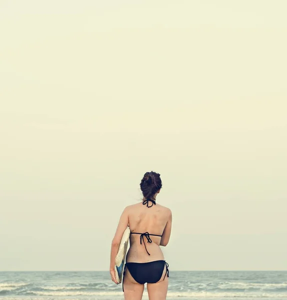 Woman with surfboard at Beach — Stock Photo, Image