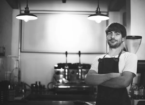 Barista guapo en la cafetería —  Fotos de Stock