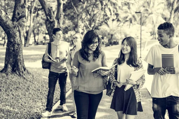 Giovani studenti con libri — Foto Stock