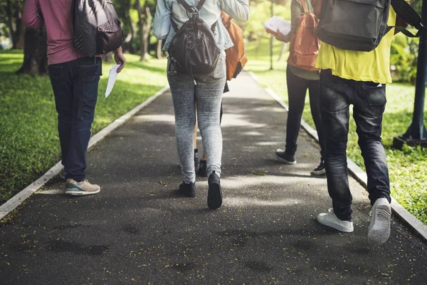 Studenten gehen über Park zur Universität — Stockfoto