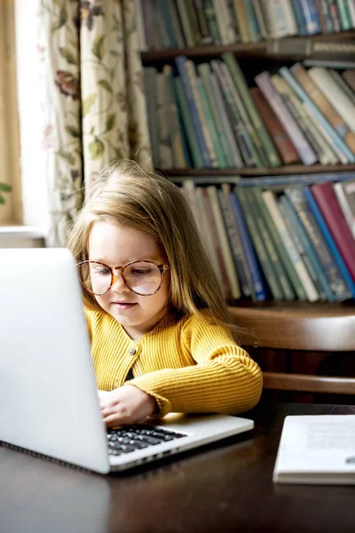 Petite fille à l'aide d'ordinateur portable — Photo