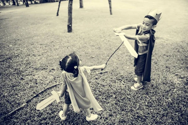 Hermano y hermana en el parque —  Fotos de Stock