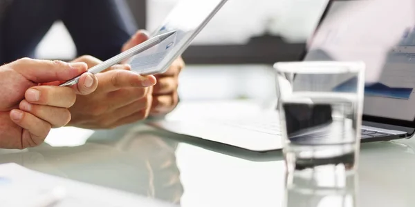 Geschäftsleute arbeiten im Büro — Stockfoto