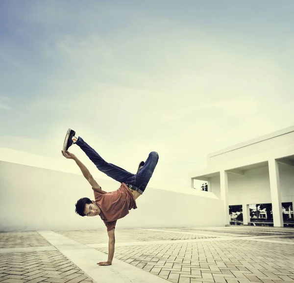 Mann tanzt Breakdance — Stockfoto