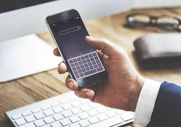 Hombre de negocios usando smartphone — Foto de Stock