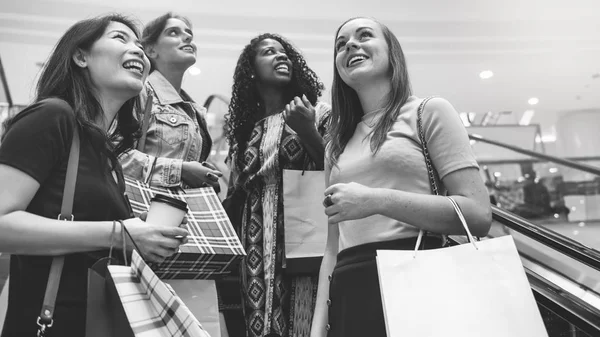 Shopaholic vrouwen in winkelcentrum — Stockfoto