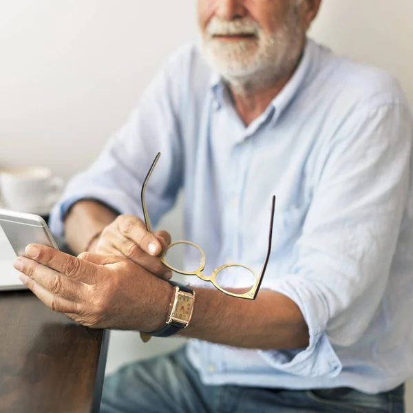 Senior man met mobiele — Stockfoto