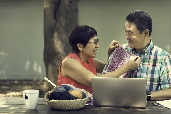 Couple using Laptop — Stock Photo, Image