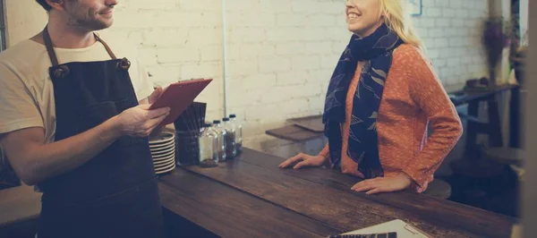 Barista i klienta w restauracji — Zdjęcie stockowe