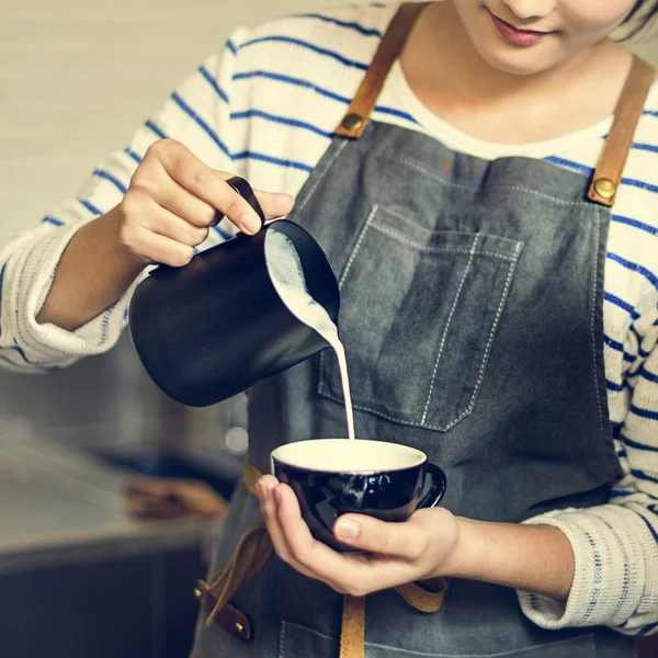 Mujer barista haciendo café capuchino —  Fotos de Stock