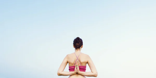 Kvinna som gör yoga på stranden — Stockfoto