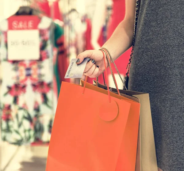 Wanita dengan tas belanja dan kartu kredit — Stok Foto