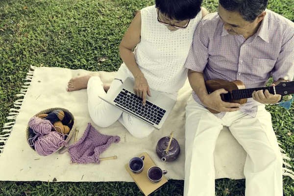 Paar met laptop — Stockfoto