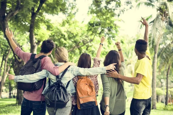 Diverse junge Freunde, die sich im Freien verbinden — Stockfoto