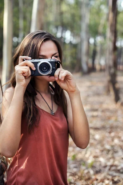 Kadın fotoğrafçı Holding kamera — Stok fotoğraf