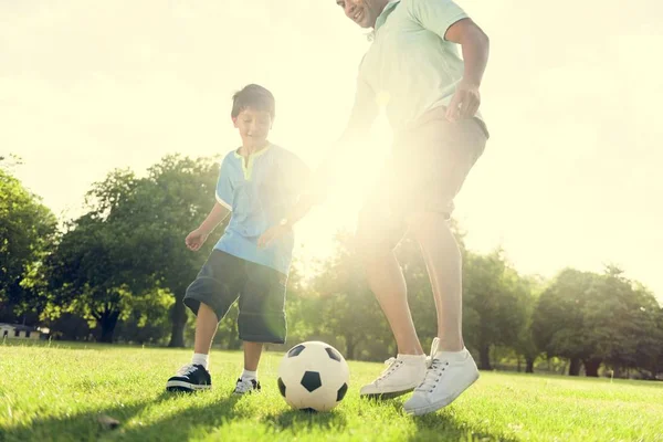 Apa és fia focizni — Stock Fotó